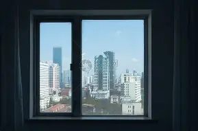 窗口期尼斯调整名单以备西甲，内部沟通环节打磨，质疑声仍在，心理建设被强调